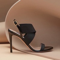 Sepatu terbaru Stuart Weitzman diklaim sangat nyaman di kaki karena menggunakan sabuk yang lentur. Sepatu ini dijual seharga US$ 395 atau sekitar Rp 5,5 juta. (Foto: Dok. Stuart Weitzman)