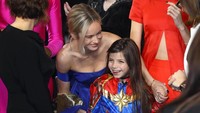 Ada seorang gadis kecil dengan kostum Captain Marvel yang sudah menantinya di kerumunan para fans. Tim P. Whitby/Tim P. Whitby/Getty Images