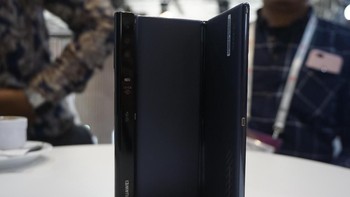 Tampak bodi belakang layar Mate X. Foto: Huawei