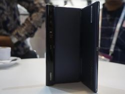 Menggenggam Ponsel Fleksibel Huawei Mate X