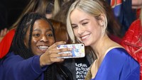 Brie Larson juga menyapa ramah dan berfoto dengan fans yang sudah menantinya. Tim P. Whitby/Getty Images
