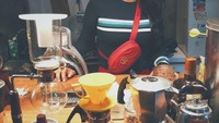 Berpose di hadapan meja dengan berbagai jenis alat peracik kopi. Kira-kira Meldi bisa meracik kopi tidak ya? Foto: Instagram @rosameldianti_
