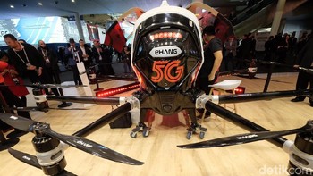 Sekilas, taksi terbang ini seperti drone raksasa. Punya dua pintu, dibekali 8 baling-baling dan cuma bisa mengangkut dua orang dewasa. (Foto: detikINET/Ardhi Suryadhi)