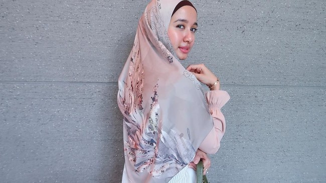 Rupanya, hijab pashmina tersebut merupakan produk terbaru dari L by LCB, brand hijab milik Bella. Ia membuat produk tersebut untuk mengikuti tren di Malaysia. Foto: Instagram/LaudyaCynthiaBella