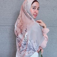 Rupanya, hijab pashmina tersebut merupakan produk terbaru dari L by LCB, brand hijab milik Bella. Ia membuat produk tersebut untuk mengikuti tren di Malaysia. Foto: Instagram/LaudyaCynthiaBella