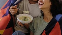 Berfoto tanpa Salma, Rio Dewanto dan juga Atiqah Hasiholan terlihat mesra. Rio pun menyuapi Atiqah cream soup Foto: Instagram@atiqahhasiholan/ Instagram@riodewanto