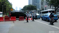 Petugas Dinas Perhubungan DKI Jakarta membantu mengurai kemacetan.