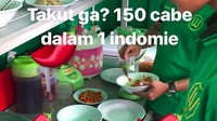 Nah ini Anton sedang jajan mie instan. Tak tanggung-tanggung ia pesan mie instan super pedas dengan 150 cabai. Foto: Instagram @ojekbule