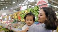 Belanja bareng ibu, Salma terlihat asyik ikut Atiqah berbelanja untuk dibuat makanan kesukaan Salma. Foto: Instagram@atiqahhasiholan/ Instagram@riodewanto