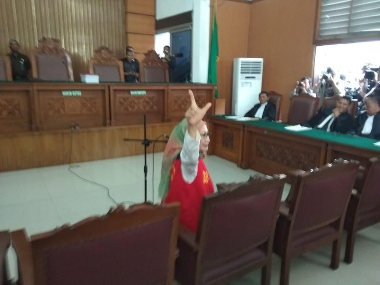 Dari Kursi Terdakwa, Ratna Sarumpaet Acungkan Salam 2 Jari Dari Kursi Terdakwa, Ratna Sarumpaet Acungkan Salam 2 Jari