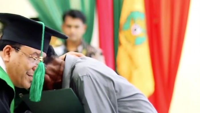 Ayah gantikan almarhumah anak saat wisuda (Dok. UIN Ar-Raniry)