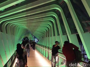 Menjajal JPO Instagramable di Sudirman yang Baru Diresmikan Anies