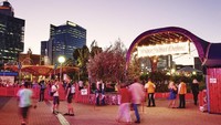 Pada bulan Januari akan ada acara tahunan musim panas Fringe World Festival. Ada 700 acara di lebih dari 130 tempat di seluruh Perth (Tourism Western Australia)  