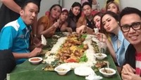 Saat belum berseteru dengan Dewi Perssik, Meldi punya hubungan yang sangat dekat dengan sang tante. Bahkan mereka sering makan bareng. Salah satunya ngeliwet dengan aneka lauk lengkap bersama rekan artis lainnya. Foto: Istimewa