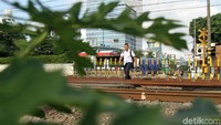 Kini warga yang berjalan kaki harus menyebrangi perlintasan KA tanpa penjaga.