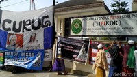 Massa yang didominasi anak muda ini sejak pagi sudah berunjuk rasa di depan Pengadilan Negeri Bandung, Jalan LLRE Martadinata, Kota Bandung, Kamis (28/2/2019). Mereka datang dari berbagai daerah di Jabar. Foto: Mukhlis Dinillah