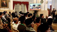 Jokowi memberikan sambutan di tengah acara pertemuan dengan para ulama dan pemimpin pondok pesantren se-Jawa Barat di Istana Negara, Jakarta.