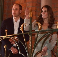 Gaun Missoni yang membuat sang Duchess tampil bak putri negeri dongeng ini dipadankan bersama stiletto berbahan suede dari Gianvito Rossi. Foto: Dok. Getty Images