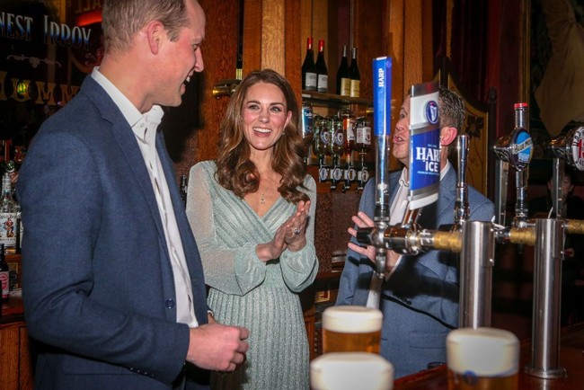 Penampilannya disempurnakan clutch dari Mulberry dan perhiasan anting, juga kalung dari Kiki McDonough. Foto: Dok. Getty Images