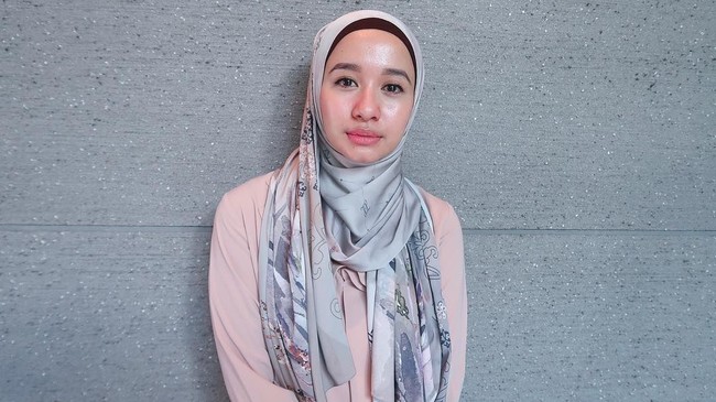 Shawl bermotif yang sering dikenakan Bella baru-baru ini berbahan satin premium. Hijab seperti ini memang tak banyak dijual di Indonesia. Jika Laudya Cynthia Bella memakai hijab seperti ini, mungkinkah shawl satin akan kembali tren di Indonesia? Foto: Instagram/LaudyaCynthiaBella