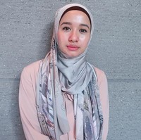 Shawl bermotif yang sering dikenakan Bella baru-baru ini berbahan satin premium. Hijab seperti ini memang tak banyak dijual di Indonesia. Jika Laudya Cynthia Bella memakai hijab seperti ini, mungkinkah shawl satin akan kembali tren di Indonesia? Foto: Instagram/LaudyaCynthiaBella