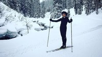 Menikmati salju di Klosters, sebuah desa di Swiss (elisabethtnt/Instagram)  