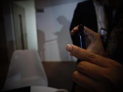 Menggenggam Ponsel Fleksibel Huawei Mate X