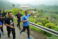Sandiaga berlari di kawasan Guci (Imam Suripto/detikcom)