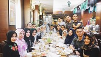 Begini pemandangan ketika para dokter sedang makan bareng. Hayo ada yang tahu mana dr. Caesar? Foto: instagram @deqmoy