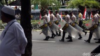 Polisi membawa sejumlah perangkat untuk bersiaga jelang aksi di depan kantor KPU, Jakarta. Diperkirakan sekitar 4.000 personil kepolisian dikerahkan untuk menjaga berjalannya aksi di depan KPU.