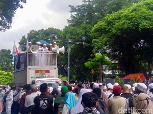 Massa Aksi FUI di Depan KPU Bacakan Sumpah Jaga Pemilu
