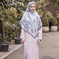 Lindswell Kwok juga mulai digandeng desainer-desainer hijab. Baru-baru ini, ia diundang ke acara peluncuran produk Im Syari X Dhini Aminarti. Foto: Instagram/LindswellKwok