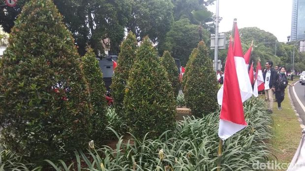 Bendera merah putih yang dipasang di sekitar KPU