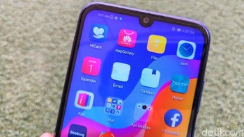 Terlihat notch kecil di atasnya. Honor 8A sudah memakai sistem operasi Android 9.0 Pie dengan EMUI 9. Selain itu, ada fitur face unlock yang disebut tetap bisa digunakan walaupun dalam kondisi cahaya minim atau gelap. Foto: fyk