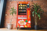 Canggih! Vending Machine Ini Gunakan Medsos Buat Beri Mie Instan Gratis