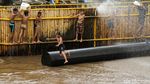 Asyiknya Berenang di Kali Cengkareng