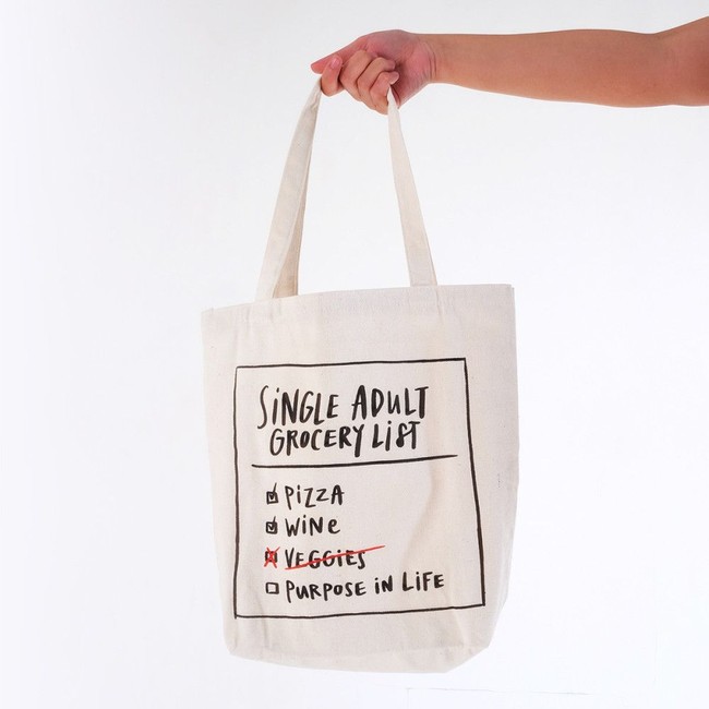 Tas kanvas simple dan lebih terjangkau bisa didapatkan dari brand Torisaru. Single Adult Grocery Tote Bag dengan tulisan menarik tersebut sedang diskon dari Rp 180 ribu menjadi Rp 80 ribu. Foto: Torisaru