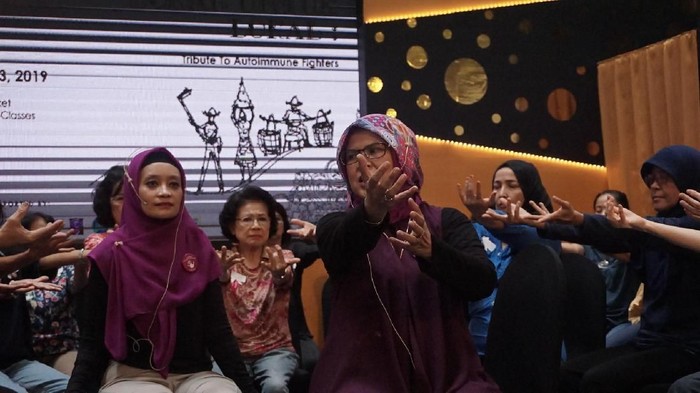 Yoga ini yang dibuat khusus bagi para pengidap penyakit autoimun. Foto: Khadijah Nur Azizah/detikHealth Yoga ini yang dibuat khusus bagi para pengidap penyakit autoimun. Foto: Khadijah Nur Azizah/detikHealth