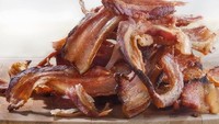 Minyak dari sisa menggoreng bacon yang kaya rasa bisa Anda gunakan untuk membuat sayuran panggang ataupun membuat caramelized onion. Foto: Istock