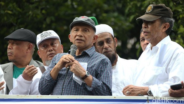 Amien Rais Orasi di Depan Massa FUI