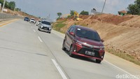 Kalau Avanza lama, di kecepatan tinggi setir masih terasa ringan sehingga beberapa kali pengemudi harus mengoreksi setir ke kanan atau ke kiri sedikit. Tapi di Avanza dan Veloz terbaru ini, setir tak goyang dan tetap anteng di kecepatan tinggi. Foto: Dok. Toyota-Astra Motor