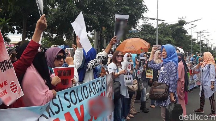 Emak-emak Serbu Polda Jatim, Beri Dukungan Korban Pelecehan Seksual