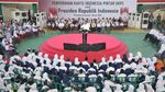 Jokowi Wefie Bareng Pelajar Usai Bagikan KIP di Gorontalo