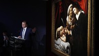Kini, lukisan itu rencananya akan dilelang dengan harga yang fantastis yaitu mencapai Rp 1,8 triliun. Nilai lukisan yang fantastis itu pun memicu pertanyaan publik mengenai keaslian Lukisan karya Caravaggio itu. Frank Augstein/AP Photo.