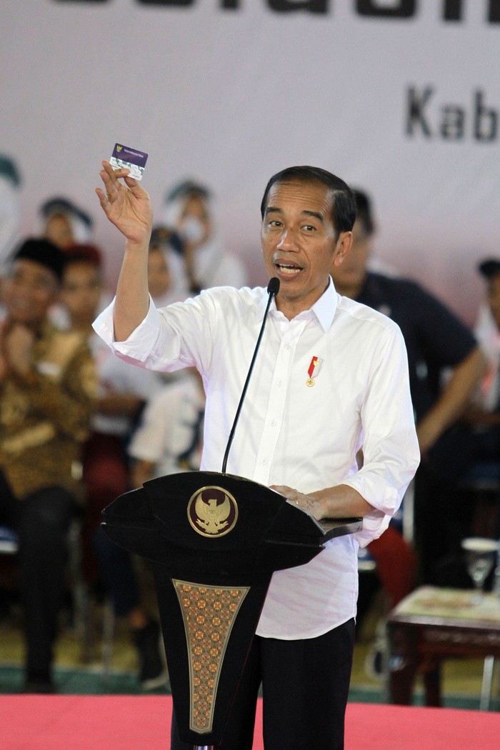 Ada momen menarik saat Jokowi membagikan Kartu Indonesia Pintar (KIP) di Gorontalo. Presiden RI itu mengajak swafoto sejumlah anak sekolahan di sela-sela acara.