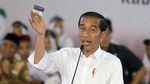 Jokowi Wefie Bareng Pelajar Usai Bagikan KIP di Gorontalo