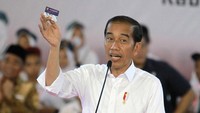 Dalam acara tersebut Jokowi nampak mengenakan kemeja putih dan celana hitam saat berpidato dan menyerahkan Kartu Indonesia Pintar (KIP). Antara Foto/Adiwinata Solihin.