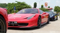 Kami ingin merasakan sensasi berkendara Ferrari di Tol Trans Jawa. Yang pasti enjoy karena trip agak panjang. Dan jalan juga nggak selalu rata. Tapi kami tetap harus safety, karena kami juga sebagai pendukung gerakan Road Millenial Safety Festival, kata Presiden FOCI, Hanan Supangkat. Foto: Luthfi Anshori/detikOto