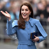 Gaya elegan Kate kian maksimal berkat sepasang anting berdetail batu safir milik mendiang ibu mertuanya, Putri Diana. Menurut Mirror, anting tersebut merupakan pemberian Pangeran Fahd dari Arab sebagai hadiah pernikahan Diana dan Pangeran Charles. (Foto: Getty Images)