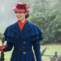 Sebagai perbandingan, inilah penampilan Emily Blunt sebagai pengasuh anak bernama Mary Poppins di film Mary Poppins Returns (2018). Film tersebut merupakan kelanjutan dari film klasik Mary Poppins (1964) yang dibintangi Julie Andrews. (Foto: Getty Images)